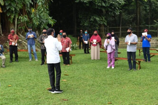 
Jokowi Beri Bantuan Modal Kerja di Istana Bogor