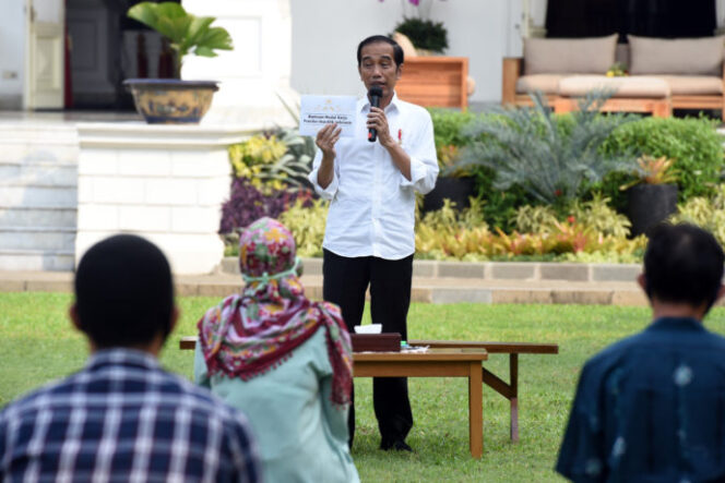 
Jokowi: Bantuan Modal Kerja Bukan Untuk Beli HP atau Pulsa