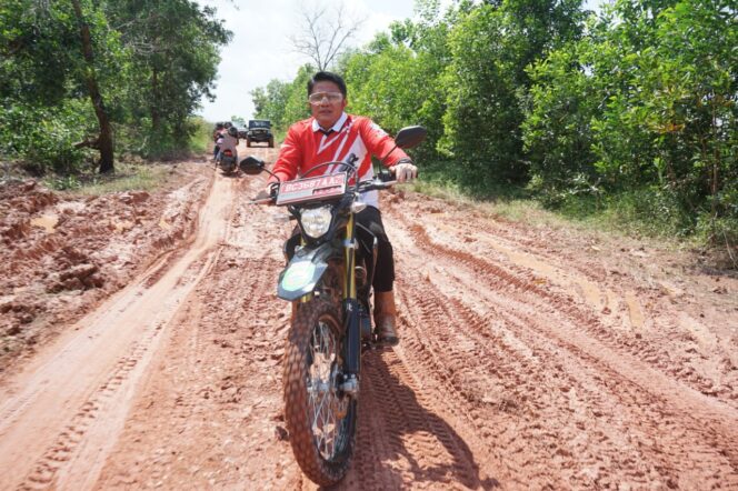 
Herman Deru Melumpur Bareng Ratusan Offroader di Lanud Palembang