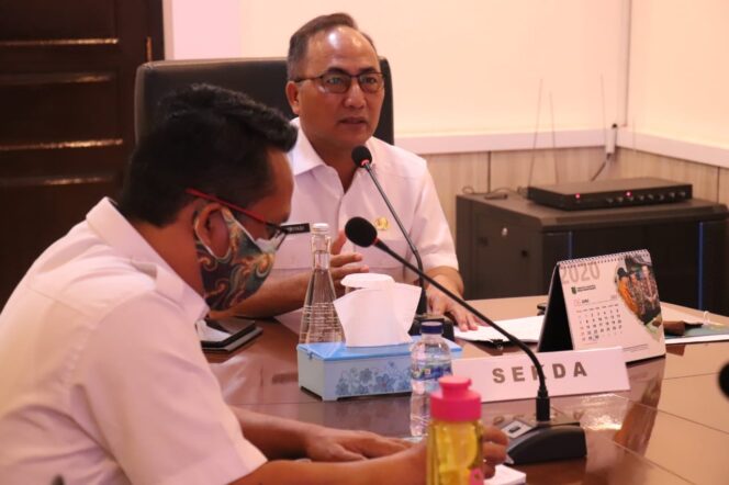 
Sekda Muba, Apriyadi saat webinar sosialisasi tentang Badan Layanan Umum Daerah (BLUD) puskesmas (Dok. Muba)