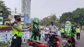 Pemasangan Sekat Pelindung di GoRide dan GoCar Palembang (Dok. GoJek Sumbagsel)