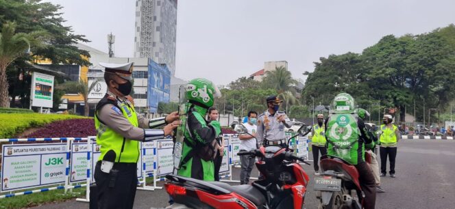
					Pemasangan Sekat Pelindung di GoRide dan GoCar Palembang (Dok. GoJek Sumbagsel)
