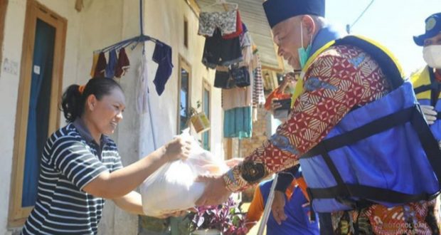 
					Gerak Cepat Penanganan Korban Banjir, Bupati Kholid Pimpin Evakuasi dan Bagikan Sembako