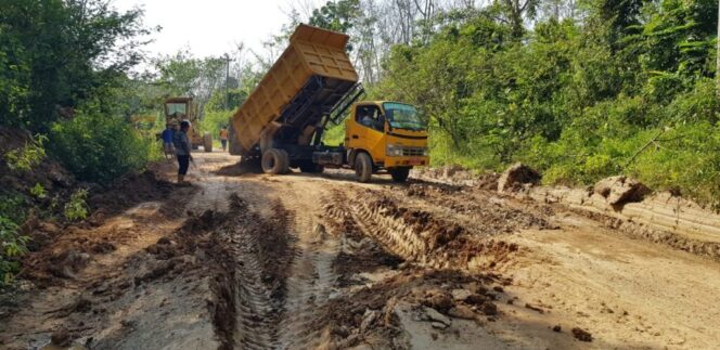 
Jalan Jirak Jaya Muba Rusak, Mulai Dilakukan Perbaikan