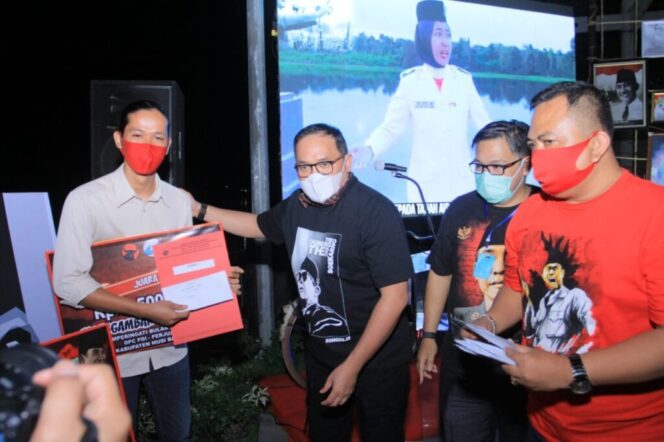 
					Malam Puncak Bulan Bung Karno, Bupati DRA Serahkan Hadiah ke Pemenang
