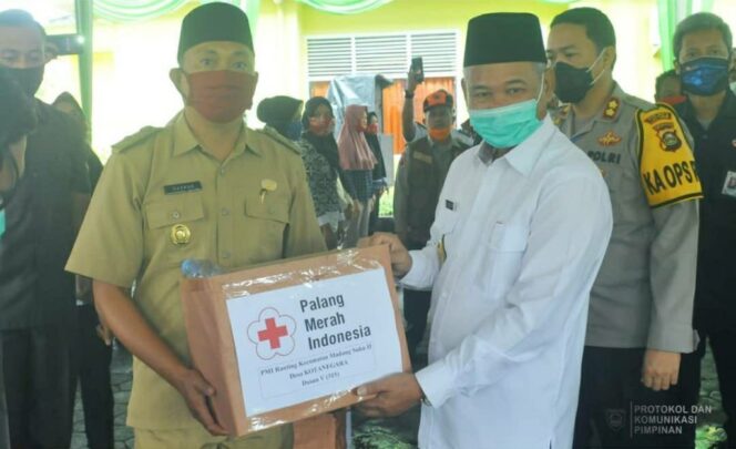 
					Bupati OKU Timur Bagikan 30 Ribu Masker kepada warga kecamatan Madang Suku II