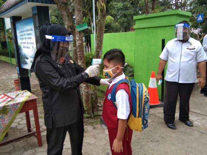 
					Murid dan Guru Pakai Masker, Ventilasi Kelas Terbuka (Dok. Humas Muba)