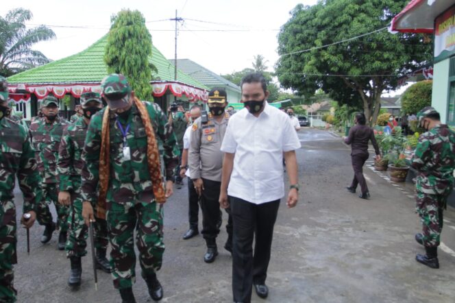 
					Wabup Beni Hernedi (kanan) Bersama Forkompinda Sambut Kunker Pangdam II Sriwijaya (kiri) (Dok. Muba)