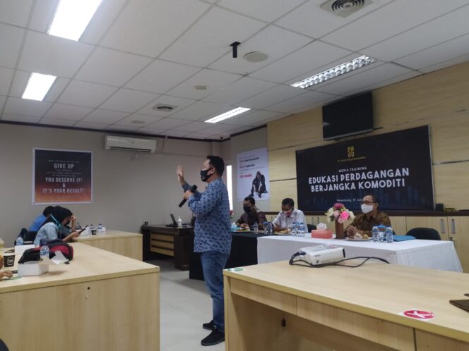 
					PT Solid Gold Berjangka (SGB) menggelar edukasi media di Palembang, Jumat (18/7).