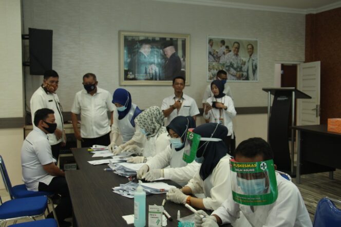 
Minimalisir Penularan COVID-19, Dikbud Muba Rapid Test Seluruh Staf