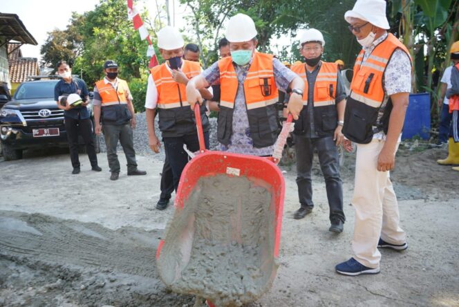 
					Herman Deru Tepati Janji Tuntaskan Jalan Rusak di Kabupaten OKU