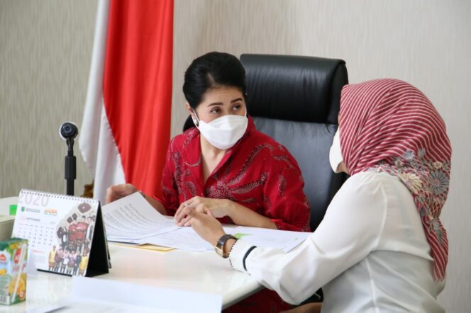 
Bunda Baca MubA, Thia Yufada Webinar Bersama 8 Perpustakaan Desa