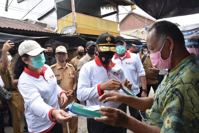 
Herman Deru Bagi-Bagi APD ke Pasar Sungsang