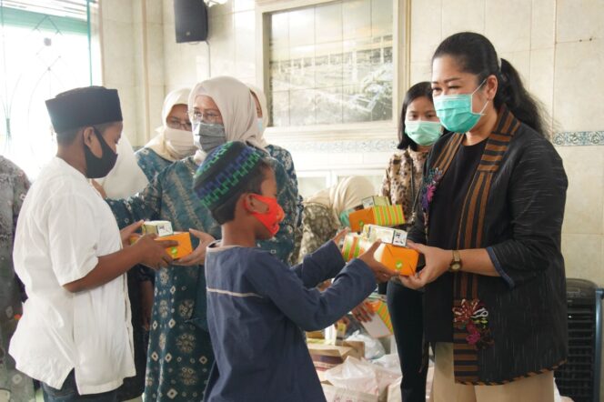 
Peringati 10 Muharram, Feby Deru Santuni Anak Yatim