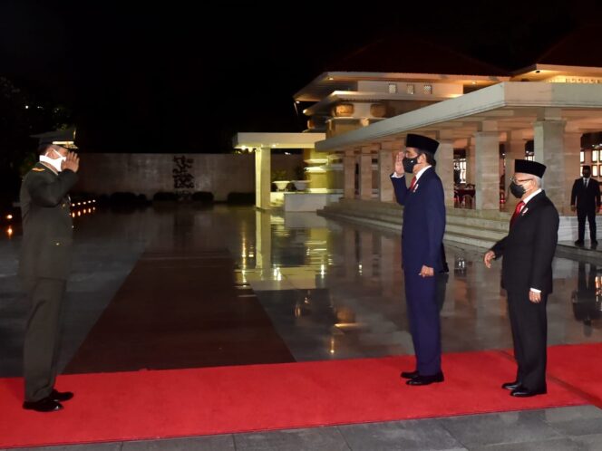 
Jokowi Pimpin Apel Kehormatan dan Renungan Suci di TMP Kalibata