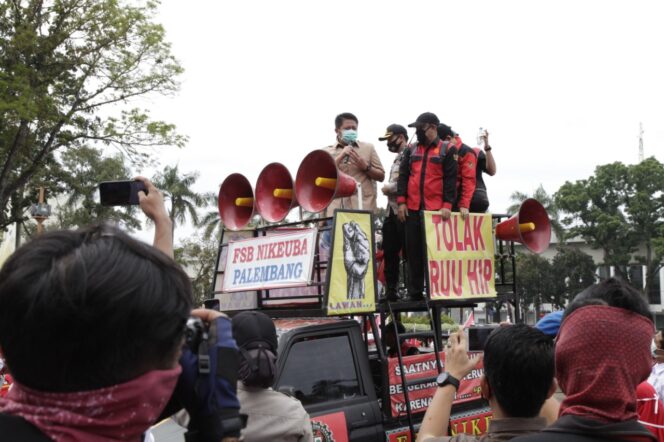 
Herman Deru Naik Mobil Pendemo