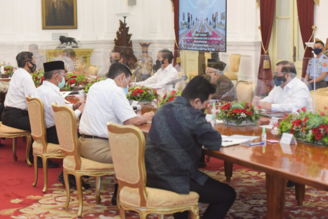 
Presiden: Gubernur, Bupati, dan Wali Kota Harus Bekerja Keras Tangani Pandemi Covid-19