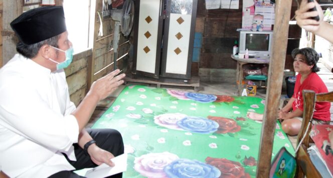 
Enam Tahun Menderita Stroke, Mawarti Menangis Haru Dapat Pengobatan Gratis dari Herman Deru