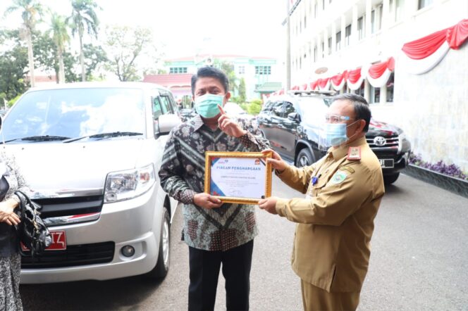 
Herman Deru Serahkan Bantuan Operasional Mobil ke PD IBI Sumsel