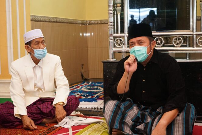 
Herman Deru Bantu Pengembangan Masjid Al-Ikhlas