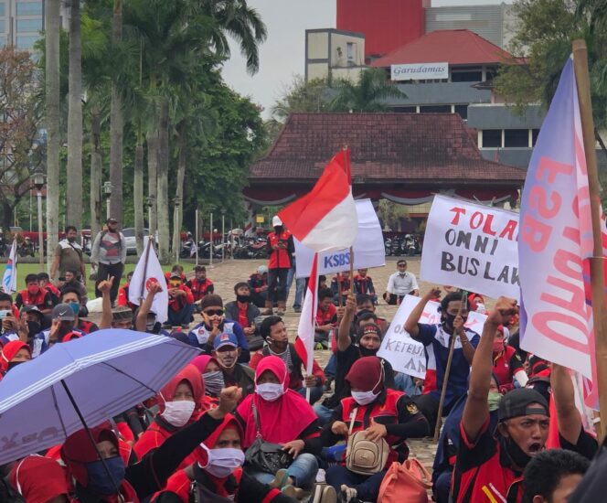 
					Persatuan FSB NIKEUB Datangi Kantor DPRD Sumsel Tolak Omnibus Law (Dok. Urban Id)