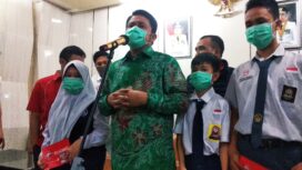 Gubernur Sumsel Herman Deru Bersama Siswa dan Siswi yang Mendapatkan Kuota Gratis (Dok. Urban Id)