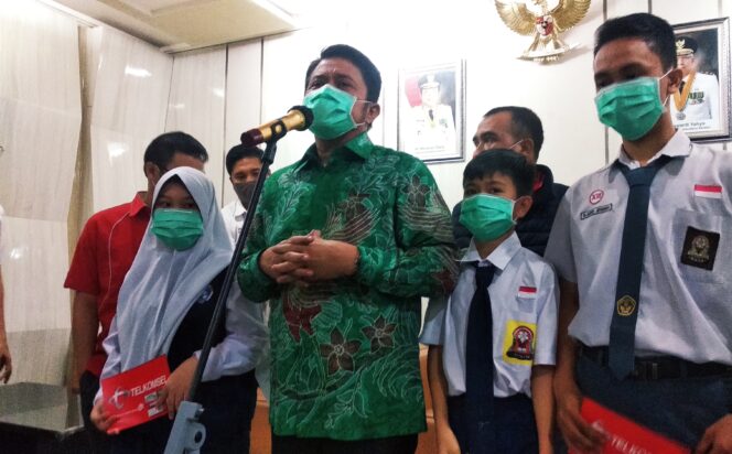 
					Gubernur Sumsel Herman Deru Bersama Siswa dan Siswi yang Mendapatkan Kuota Gratis (Dok. Urban Id)