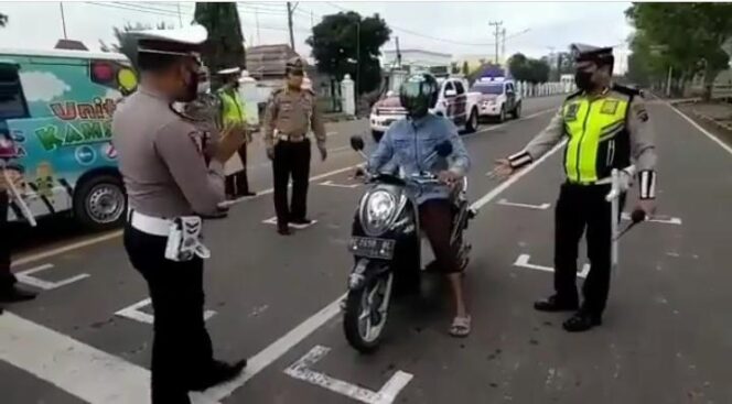 
					Jaga Jarak Pengendara, Muba Buat Marka Jalan ala MotoGP Sumsel