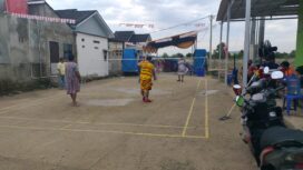 Lomba bulu tangkis menggunakan daster. Foto. Istimewa