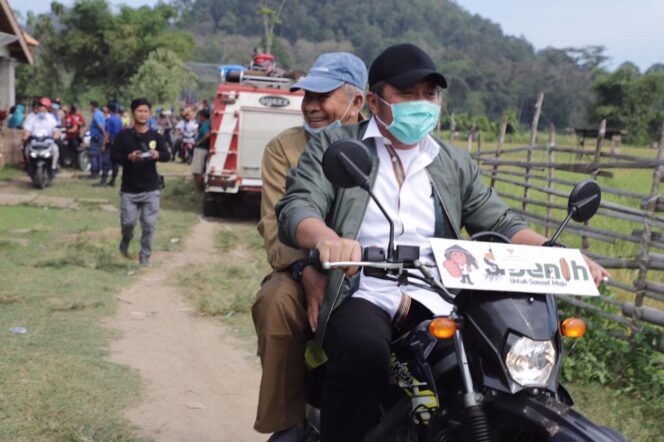 
Herman Deru Tinjau dan Bantu Pembangunan Masjid Bersejarah di Desa Tangsi Lontar