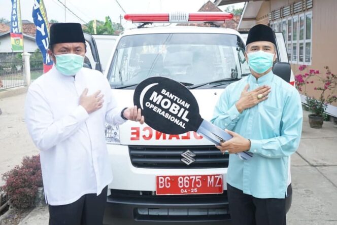
Herman Deru Serahkan 1 Unit Mobil Ambulan ke IKB Manku