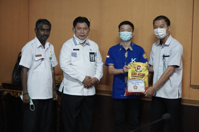 
KMBP Bagikan Sembako Kepada Pegawai Honorer Kemenag Sumsel