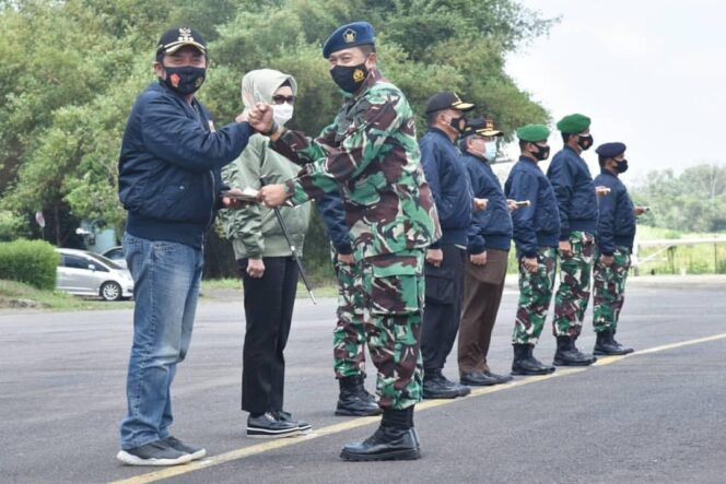 
Herman Deru Terima Brevet Wing Terbang Layang