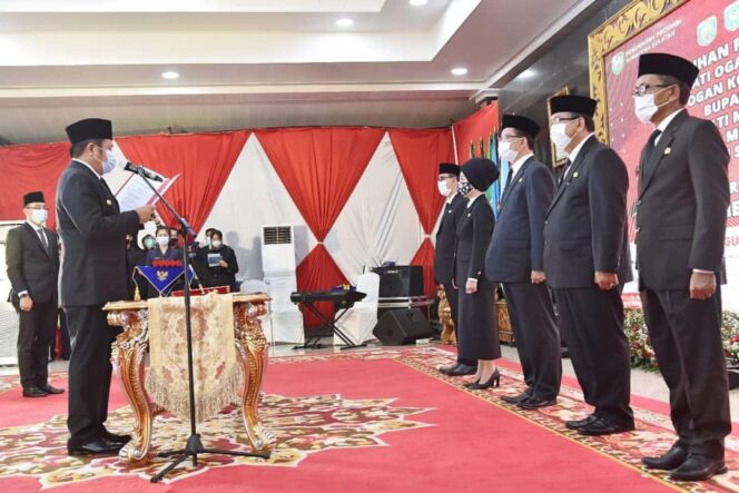 
					Herman Deru Kukuhkan Lima Pjs Bupati