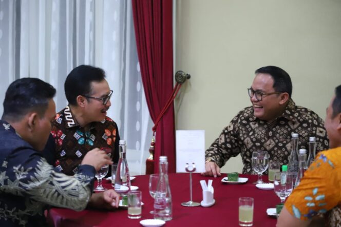 
Bupati Muba Dodi Reza Alex (Kanan) , epala Badan Kependudukan dan Keluarga BKKBN RI Dr (H.C) dr Hasto Wardoyo SpOG (K) (kiri) (Dok. Humas Muba)