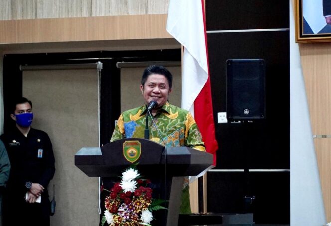 
Sukses Bina BUMD Sumsel, Herman Deru Dianugrahi Penghargaan