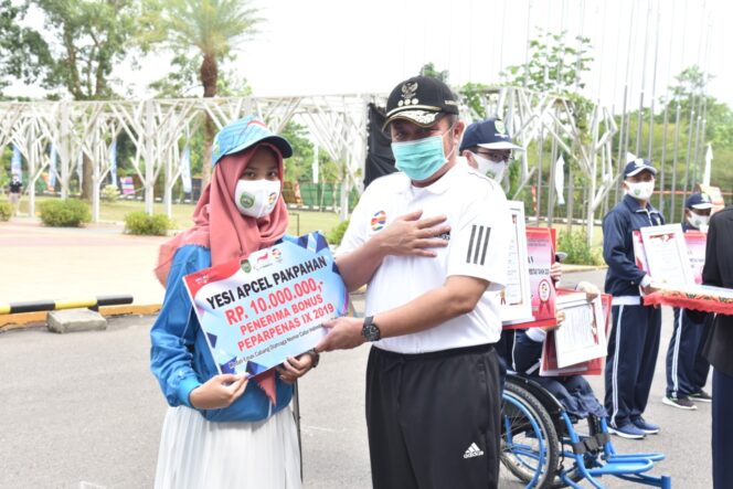 
Herman Deru Beri Penghargaan untuk 16 Atlet Berprestasi