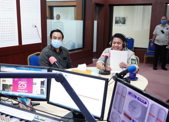 
Jadi Penyiar RRI Dadakan, Herman Deru Lancar Bacakan Warta Berita Daerah