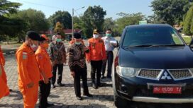 Bupati OKU Timur, Kholid Mawardi Saat Serahkan Mobil (Dok. Humas OKUT)