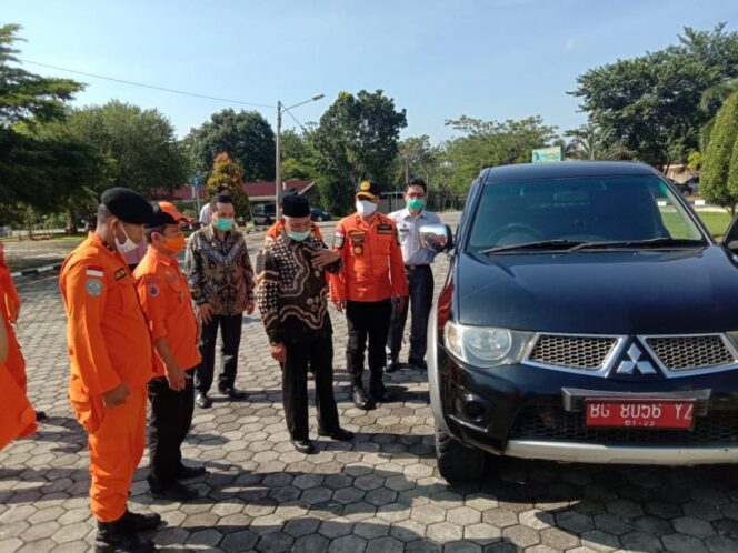 
					Bupati OKU Timur, Kholid Mawardi Saat Serahkan Mobil (Dok. Humas OKUT)