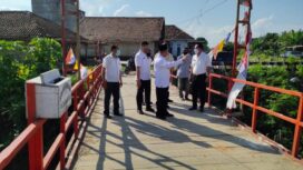 Bupati OKUT dan Kepala Dinas PUTR saat meninjau jembatan di Kecamatan Buay Madang Raya,