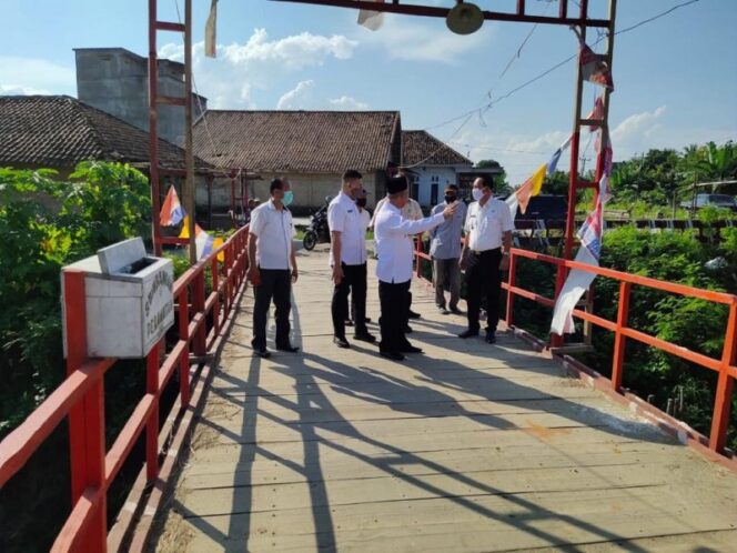 
					Bupati OKUT dan Kepala Dinas PUTR saat meninjau jembatan di Kecamatan Buay Madang Raya,