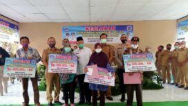 bupati okut, kholid mawardi berikan blt dd (Dok. Humas OKUT)