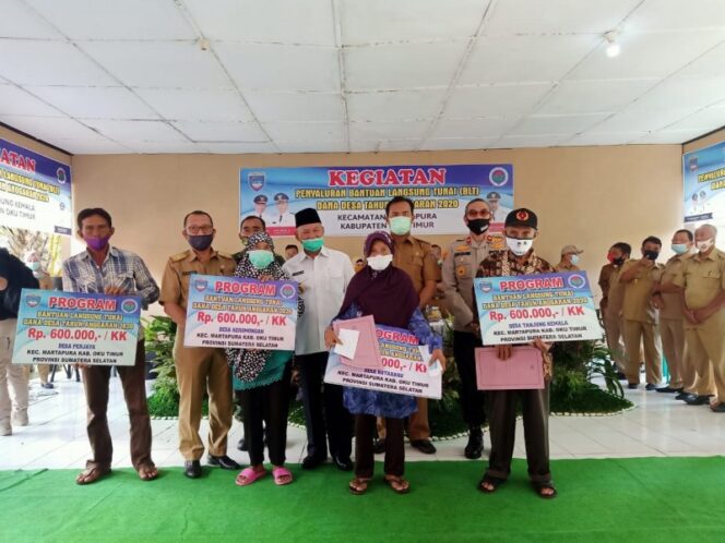 
					bupati okut, kholid mawardi berikan blt dd (Dok. Humas OKUT)