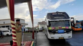 Bupati Oku Timur Kholid Mawardi melepas 315 santri kembali mondok
