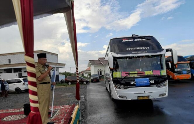 
					Bupati Oku Timur Kholid Mawardi melepas 315 santri kembali mondok
