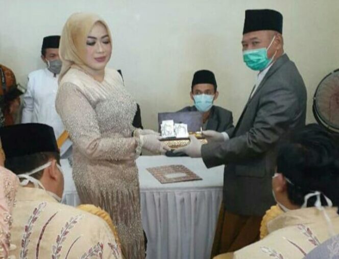 
					bupati okut kholid mawardi menggelar akad nikah di tengah pandemi covid-19
 