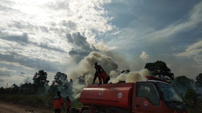 
					Suasana Petugas BPBD Lakukan Pemadam Kebakaran Lahan (Urban. Id)