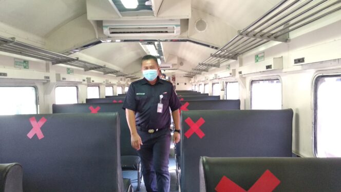 
					Kepala Stasiun Kertapati Mengecek Kesiapan Operasi Kereta Jarak Jauh Tujuan Palembang-Lubuk Linggau (Dok. Urban Id)
