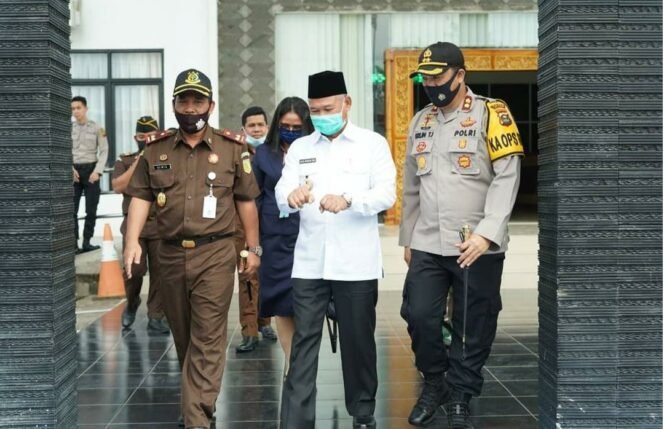 
Bupati OKU Timur HM Kholid Mawardi Bersama Forkompinda Kampanyekan Pencegahan Coronavirus (Dok. Humas OKUT)